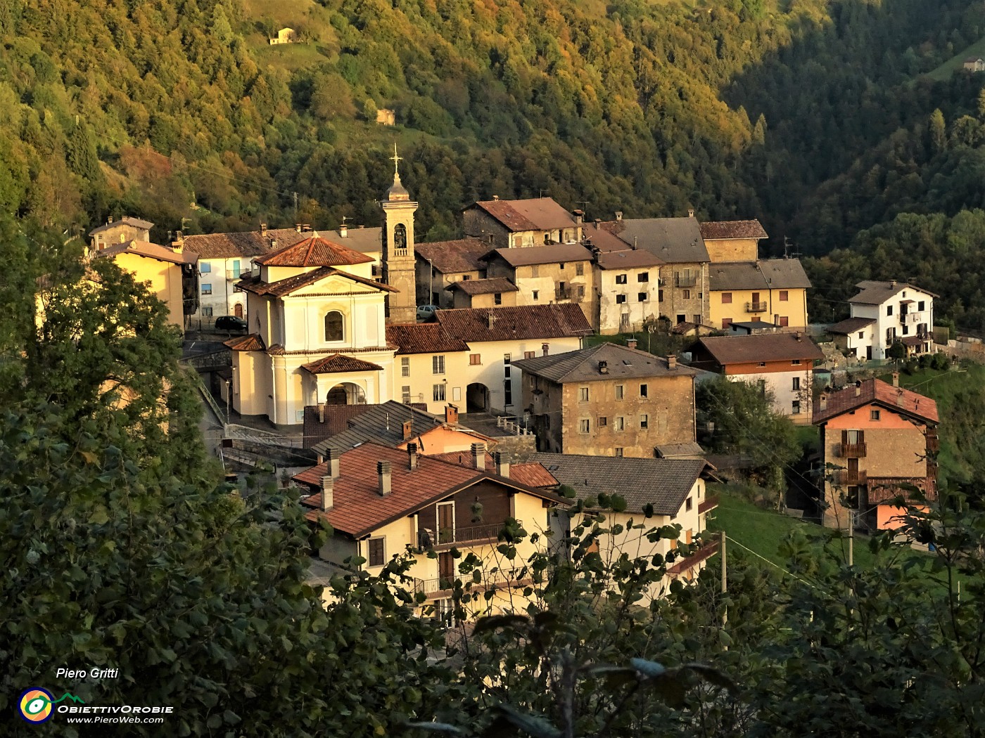 95 Chiudiamo l'escursione con bella vista su Zorzone illuminata dal sole al tramonto.JPG